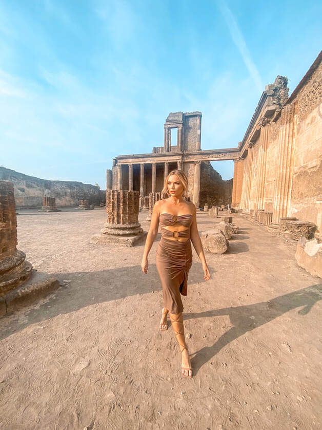 girl in Pompeii